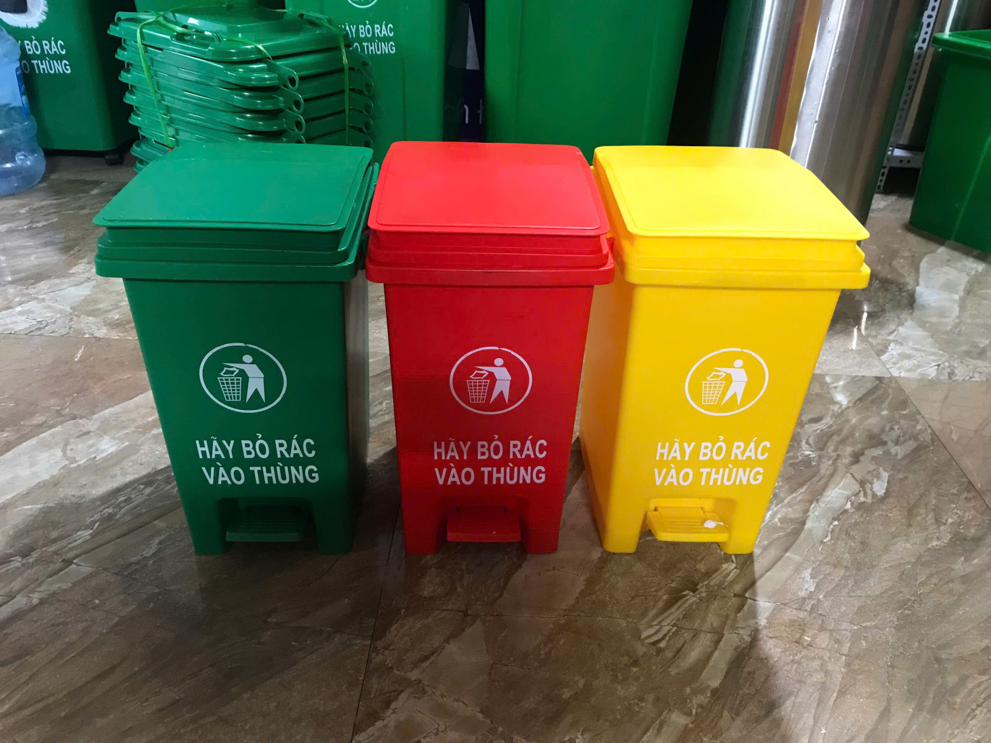 Thùng rác nhựa 20 lít đạp chân.